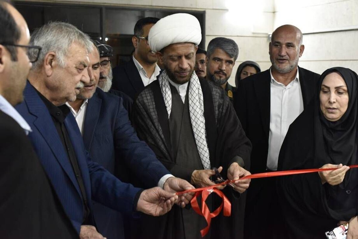 افتتاح نمایشگاه عکس‌هایی از فیلم‌های احمدرضا درویش در موزه جنگ خرمشهر/ «سرزمین خورشید» آغاز شد