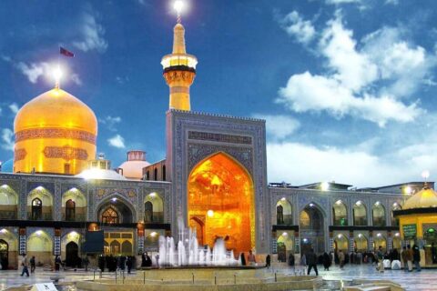 لحظه نصب کتیبه عید سعید غدیر در حرم مطهر امام رضا + فیلم