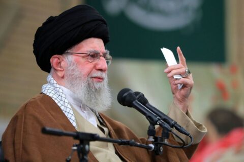 مکبر نماز‌های رهبر شهید: حضرت آقا به نماز اهمیت زیادی می‌دادند + فیلم