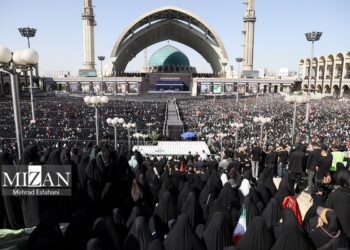 آخرین روز حضور رهبر شهید انقلاب در مصلای تهران/ حضور میلیونی مردم در نماز بر پیکر آقای شهید ایران