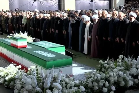 نماز میت بر پیکر آیت الله سید علی خامنه ای
