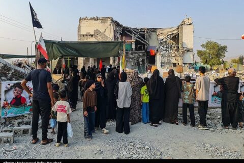 حرکت دسته خانواده شهدای میناب برای وداع با آقای شهید ایران