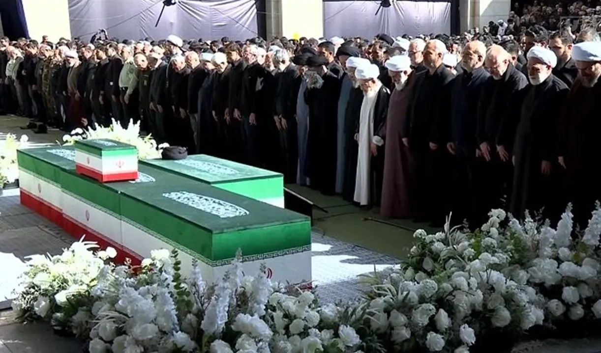 نماز میت بر پیکر آیت الله سید علی خامنه ای